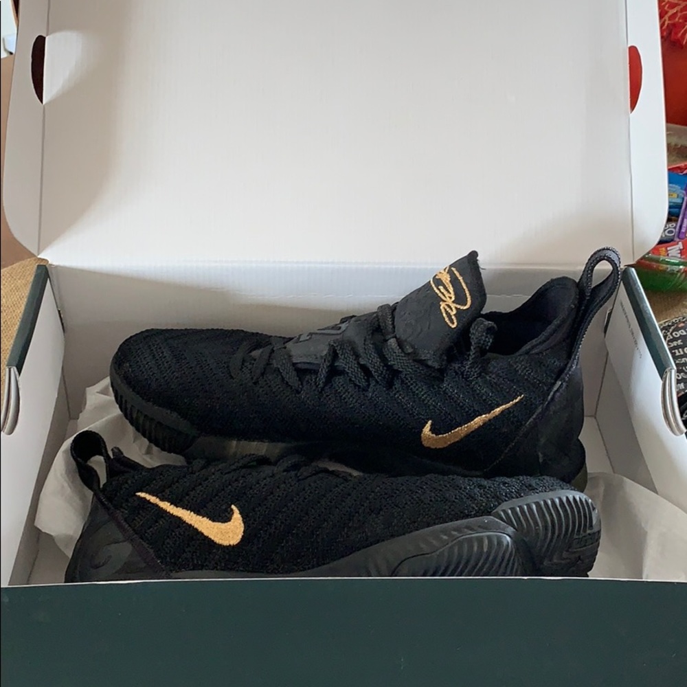 Lebron XVI (Gs) 5.5 like new! Metallic gold &black